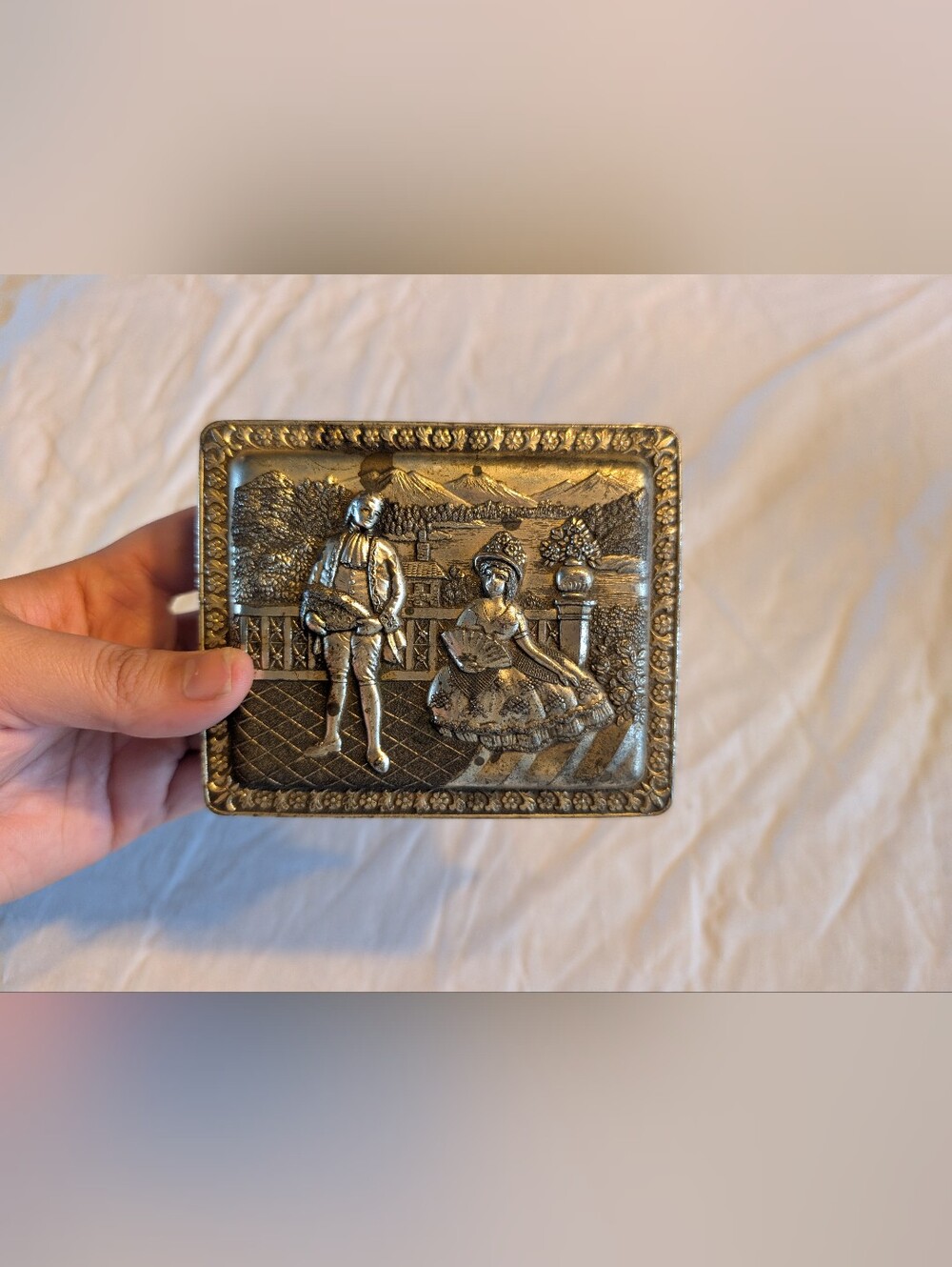 2/100$ Vintage Gold-Tone Embossed Metal Jewelry Trinket Box
